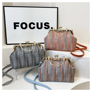 Détail de sacs rétro en tissu brodé avec fermoirs baisers et poignées ornées de strass