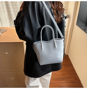 Vue détaillée du mini sac cabas bleu clair avec texture lisse et logo embossé