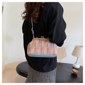 Détail du sac bandoulière en tweed avec sangle en cuir bleu et fermoir nœud doré