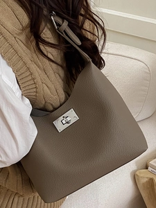 Chic minimalist hobo shoulder bag in gray lychee leather with silver metal twist lock clasp