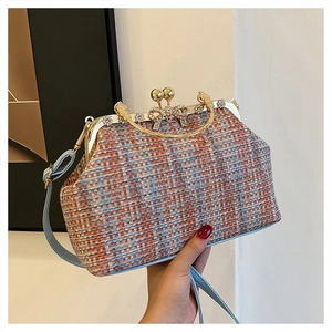 Détail du sac en tweed brodé avec fermoir nœud en strass et poignée dorée élégante