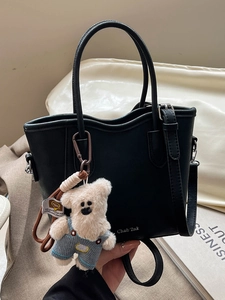 Sac Seau Minimaliste en Cuir PU pour Femmes Avec Pendentif Ours Bandoulière Amovible Sac à Main de Mode Sac Bandoulière