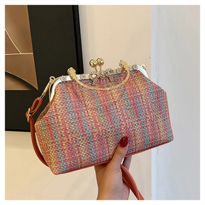 Détail de sac de soirée en tweed avec fermoir nœud en perles et cadre en métal doré