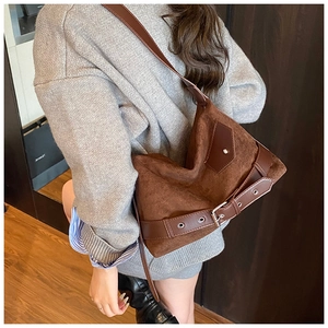 Détails du grand sac cabas en daim marron foncé avec boucles vintage et rivets en métal