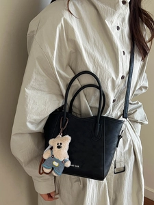 Sac fourre-tout noir chic en similicuir avec charm ours et bandoulière réglable