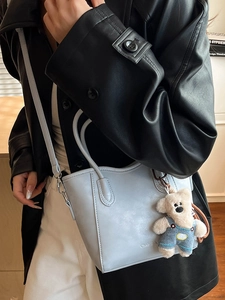 Sac seau bleu clair en similicuir avec charm ours mignon et bandoulière réglable