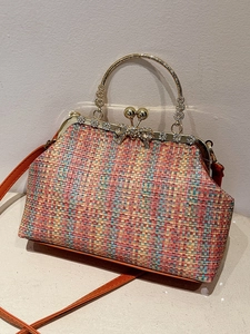 Sac brodé de style chinois avec tissage coloré et poignées dorées à fleurs