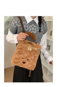 Detailansicht eines Teddy-Plüschrucksacks mit 3D-Bärenkopf und braunen Leder-Schultergurten