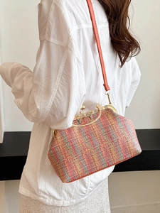 Sac brodé de style chinois avec fermoir doré en nœud papillon et bandoulière en cuir orange