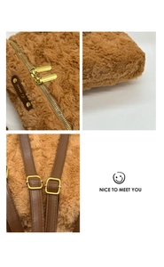 Detailansicht des braunen Plüschrucksacks mit goldenen Reißverschlüssen und PU-Gurten