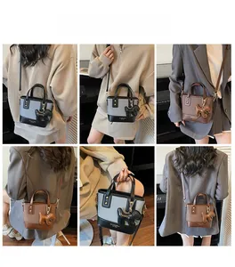 Vue multi-angle d'un sac cabas bicolore avec un adorable pendentif en forme de chien