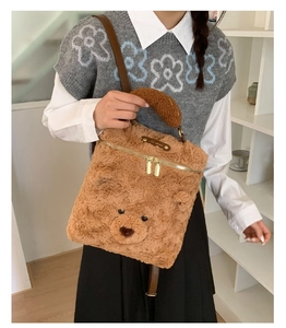 Detailansicht des Teddybären-Rucksacks aus Plüsch mit verstellbarem Lederriemen
