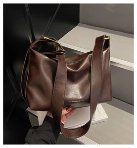 Détail du sac cabas vintage en simili cuir marron foncé avec bandoulière large et dorures