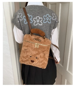 Detailansicht eines braunen Plüsch-Teddybär-Rucksacks mit realistischen 3D-Tierdesign-Details