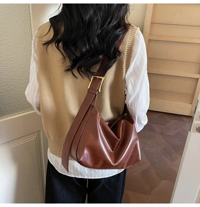 Détail du sac cabas vintage en similicuir caramel avec texture souple et large bandoulière