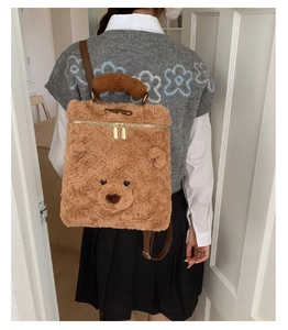 Nahaufnahme von flauschigem braunem Teddybär-Rucksack mit Plüsch und Lederriemen