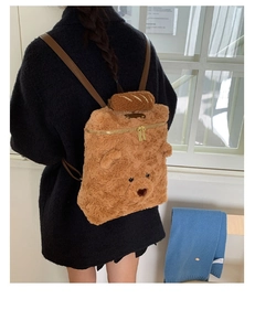 Detailansicht des Plüschbären-Rucksacks mit Lammwolle-Textur und Baguette-Verzierung