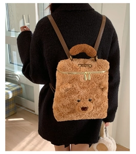 Detailansicht des niedlichen Teddybär-Plüschrucksacks mit goldenen Metallreißverschlüssen