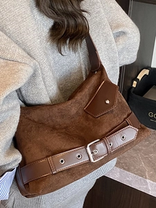 Grand sac cabas en daim marron foncé avec ceinture décorative pour voyage et quotidien
