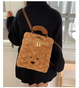 Detail eines süßen braunen Plüschbär-Rucksacks mit Lederriemen und goldenen Reißverschlüssen