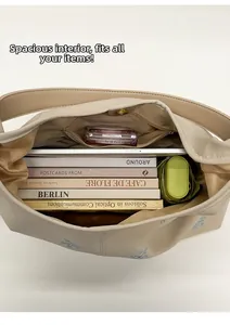 Geräumiges Innenleben der beigen Tragetasche mit viel Platz für Bücher und Tablet