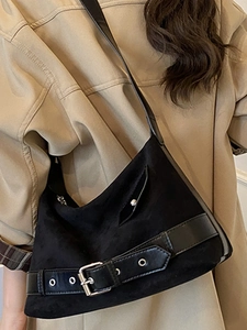 Sac bandoulière en daim noir avec boucle de ceinture pour un style urbain chic Y2K