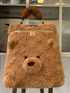 Süßer Teddybär Plüschrucksack in Braun aus Teddy-Fleece mit goldenen Reißverschlüssen