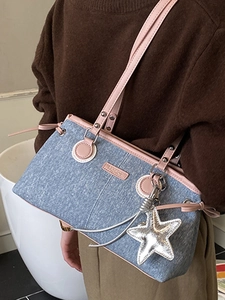 Schicke blaue Denim-Schultertasche mit rosa PU-Besatz und silbernem Sternen-Anhänger
