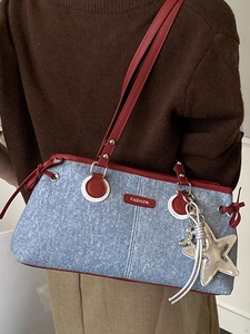 Blaue Denim-Schultertasche mit rotem Lederbesatz und silbernem Sternanhänger