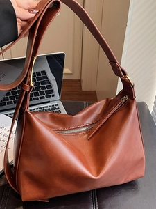 Sac à bandoulière marron rétro en forme de croissant avec sangle réglable au bureau