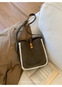 Detail der Retro-Wildleder-Beuteltasche in Olivgrün mit weißem Pelzbesatz und Schloss