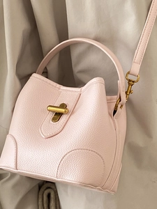 Fashionable pink bucket bag in lychee pattern leather with golden buckle for women