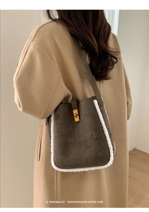 Braune Retro-Eimertasche mit weißem Kunstfellbesatz in der Model-Rückansicht