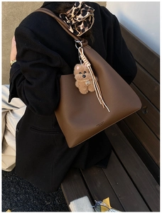 Vue détaillée d'un cabas en cuir marron foncé grainé avec logo de marque élégant