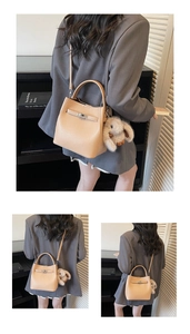 Détail d'un sac à main en cuir camel avec boucle métallique et charmant lapin en peluche