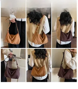 Detailansicht der Hobo-Taschen in Karamell und Dunkelbraun mit verstellbarem Gurt