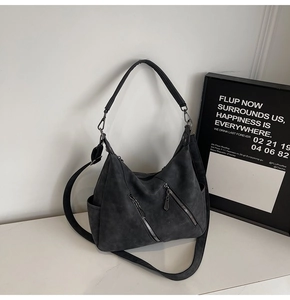 Détails d'un sac cabas gris anthracite mat avec fermetures éclair décoratives et large bandoulière