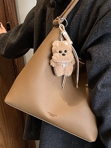 Sac fourre-tout d'hiver en cuir camel foncé avec pendentif ours en peluche et corde tissée