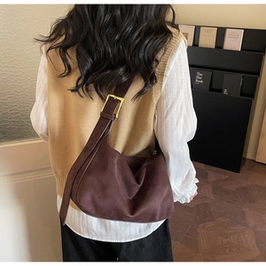 Detail der dunkelbraunen Wildleder-Hobo-Tasche mit goldener quadratischer Schnalle