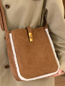 Braune Wildleder-Eimertasche mit weißem Kunstpelzbesatz und goldenem Metallverschluss