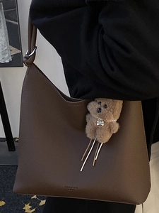 Sac fourre-tout vintage en cuir marron foncé avec joli pendentif ours en peluche