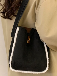 Modische schwarze Wildleder-Beuteltasche mit weißem Kunstpelzbesatz und Goldverschluss