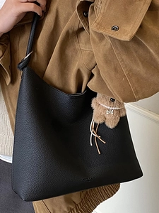 Sac à épaule noir pour femme en cuir synthétique avec un charmant porte-clés ours brun