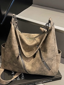 Sac fourre-tout rétro en cuir vieilli marron avec fermetures éclair sur une scène