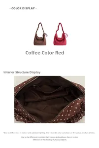 Dettaglio dell'interno della borsa hobo in tela a pois con tasca con zip e spazio
