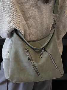 Sac bandoulière rétro vert olive avec double fermeture éclair et texture mate chic