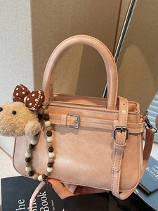 Petit sac à main élégant en similicuir abricot avec pendentif ours et bandoulière réglable