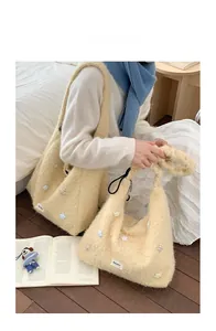 Dettaglio borsa tote in peluche color crema con stelle in un ambiente domestico