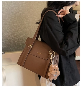 Vue détaillée du sac fourre-tout en cuir marron foncé avec boucles dorées élégantes