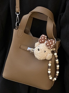 Sac seau marron en cuir grainé avec pendentif ours et bandoulière amovible